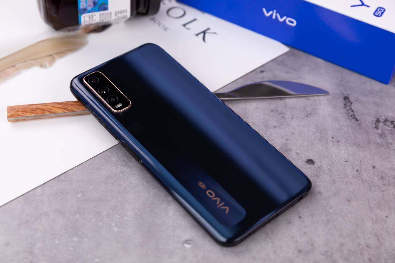 竖排三摄镜头模组,竖排的vivo logo以及一条竖排的装饰横条,跟竖条的