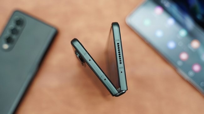 三星galaxy z fold3 5g带来了三种全新的配色——陨石黑,幽谷绿,雪川