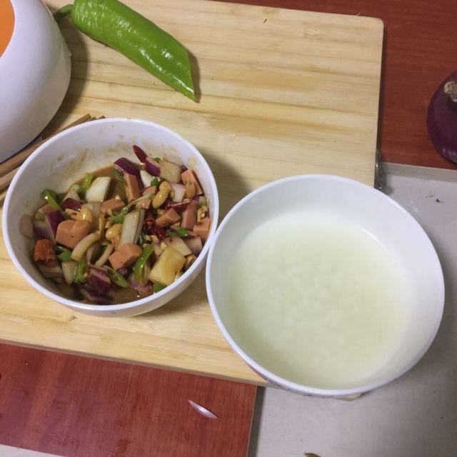 1***3这个锅买的有原因,其实一直以来都想买一个电压力锅,可是我吃过亲戚家用电压力锅做的肉,我觉得只是熟了而已,不好吃,不入味!加上对压力锅有偏见,觉得危险!老妈后来跟我推荐阿迪锅,说好用,入味!我也观望了好久,终于下手!特地做了两次来评价!上次炖的排骨,时间没掌握好,藕放的迟了,耽误一些时间!没拍照就光盘了!这次做的红烧肉土豆加虫草花!按系统设置肉类的时间,15分钟!出锅肉刚刚好!不是很烂那种!喜欢烂的可以自己加时间!真的是方便好用!唯一一点就是开盖的时候还有人工泄压一定要当心不要烫着!