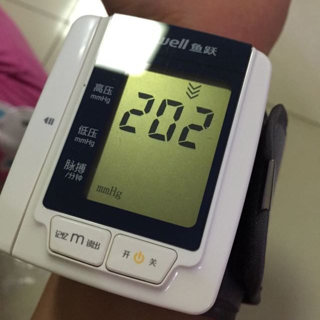 > 鱼跃手腕式电子血压计ye8100c家用血压机全自动测量血压仪器准确