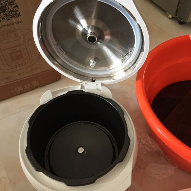 1***3这个锅买的有原因,其实一直以来都想买一个电压力锅,可是我吃过亲戚家用电压力锅做的肉,我觉得只是熟了而已,不好吃,不入味!加上对压力锅有偏见,觉得危险!老妈后来跟我推荐阿迪锅,说好用,入味!我也观望了好久,终于下手!特地做了两次来评价!上次炖的排骨,时间没掌握好,藕放的迟了,耽误一些时间!没拍照就光盘了!这次做的红烧肉土豆加虫草花!按系统设置肉类的时间,15分钟!出锅肉刚刚好!不是很烂那种!喜欢烂的可以自己加时间!真的是方便好用!唯一一点就是开盖的时候还有人工泄压一定要当心不要烫着!