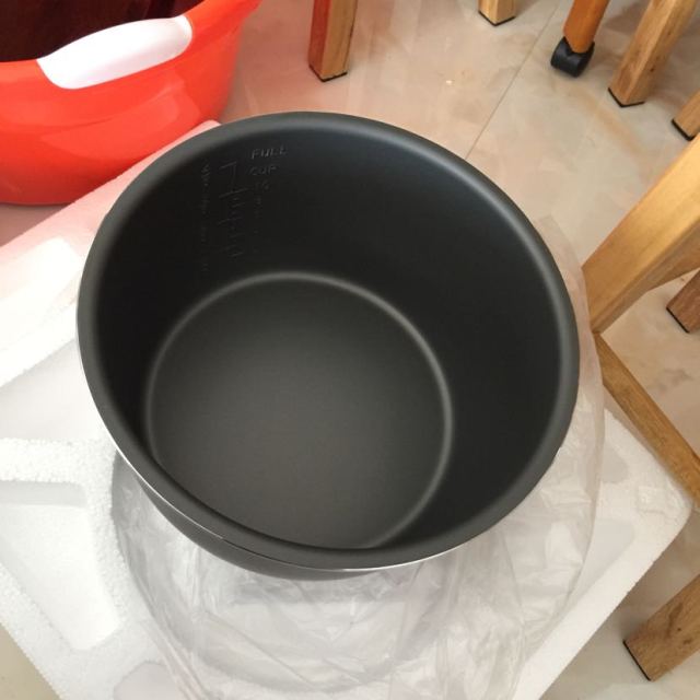 1***3这个锅买的有原因,其实一直以来都想买一个电压力锅,可是我吃过亲戚家用电压力锅做的肉,我觉得只是熟了而已,不好吃,不入味!加上对压力锅有偏见,觉得危险!老妈后来跟我推荐阿迪锅,说好用,入味!我也观望了好久,终于下手!特地做了两次来评价!上次炖的排骨,时间没掌握好,藕放的迟了,耽误一些时间!没拍照就光盘了!这次做的红烧肉土豆加虫草花!按系统设置肉类的时间,15分钟!出锅肉刚刚好!不是很烂那种!喜欢烂的可以自己加时间!真的是方便好用!唯一一点就是开盖的时候还有人工泄压一定要当心不要烫着!
