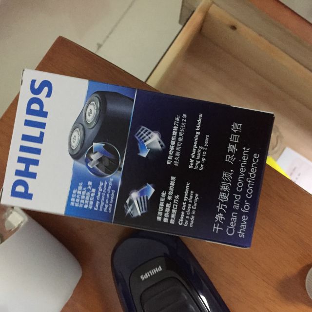 飞利浦(philips)男士 充电式 双刀头 电动剃须刀 pq190