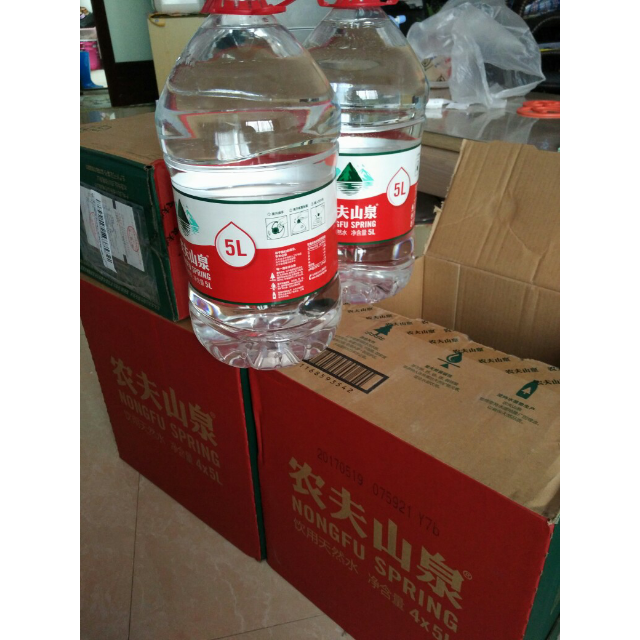 ></p></a> 农夫山泉天然饮用水5l*4 整箱装商品评价 > 又买了两箱5l的,这.