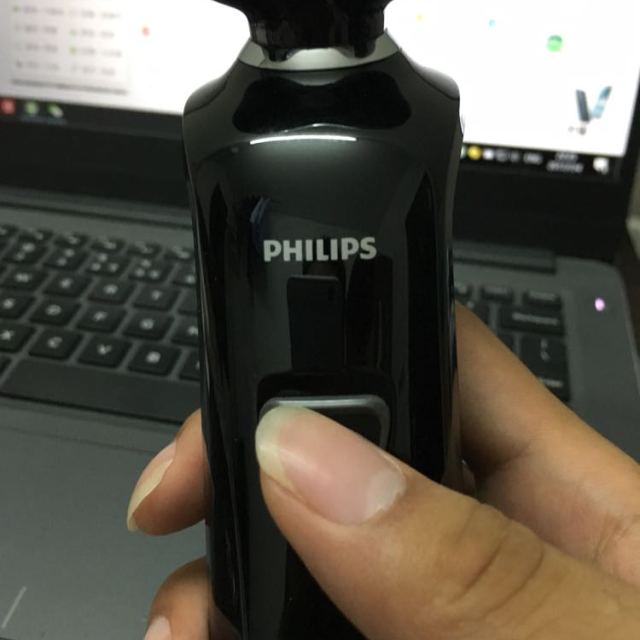 飞利浦(philips) 可旋转充电式全身水洗双刀头电动剃须刀s512