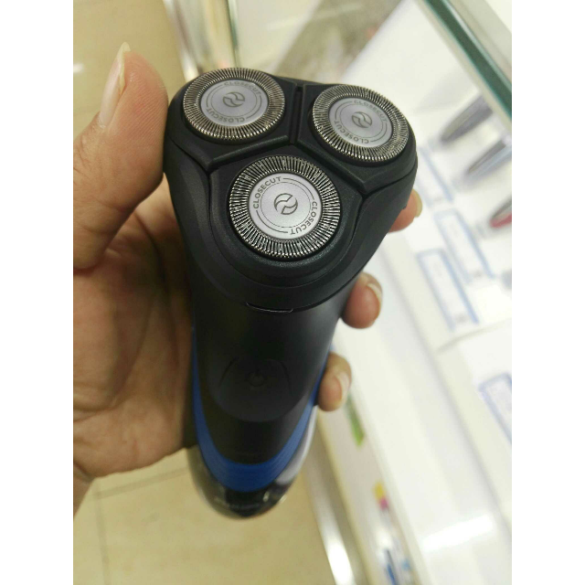 > 飞利浦进口电动剃须刀s1560/04三刀头全身水洗刮胡须刀商品评价 >