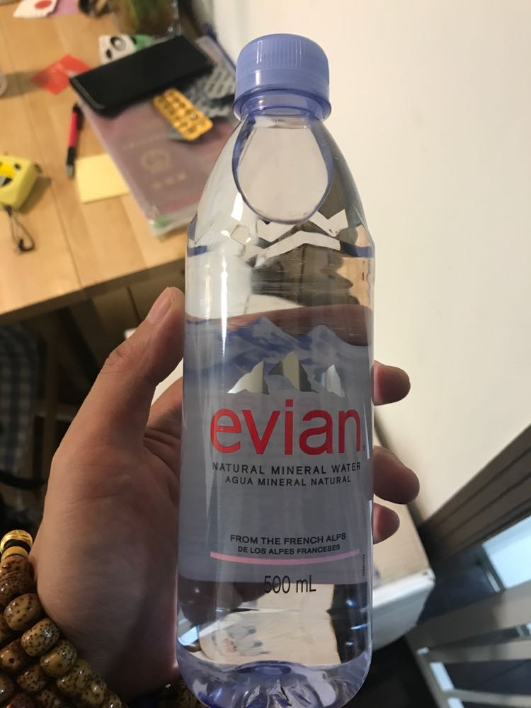 依云evian 500ml*24 箱装 法国原装 进口天然矿泉水饮用水晒单图