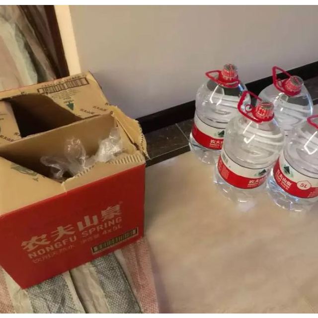  农夫山泉天然饮用水5l*4 整箱装商品评价  很不错,比六桶的方便.