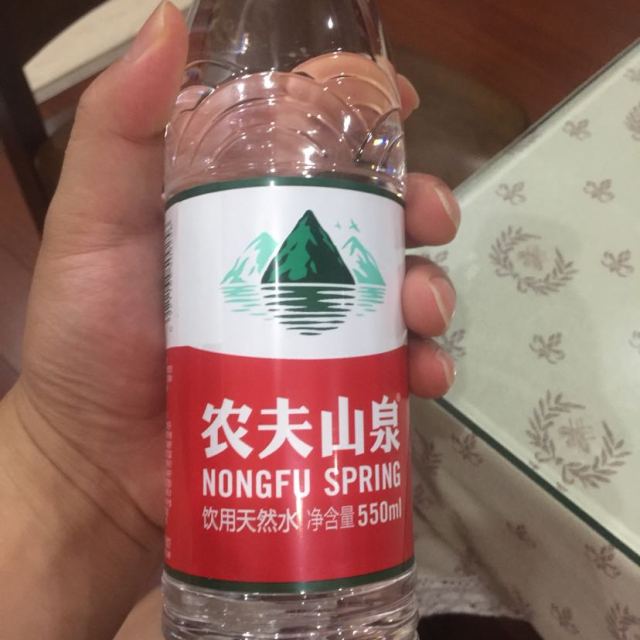 > 农夫山泉天然水550ml*24 箱装 饮用水商品评价 > 挺好的!