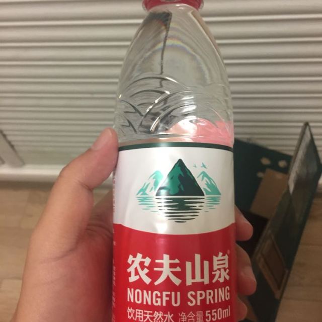 > 农夫山泉天然水550ml*24 箱装商品评价 > 这个农夫山泉的水是正.