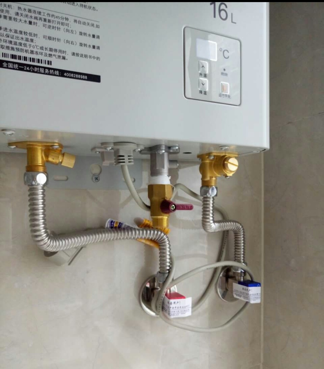 1月1日零点买的,7日由苏宁安排的安装,下雨天,安装工比约定的时间迟到二小时,可以理解,进门也没穿鞋套,还有三个湿漉漉的工具包,也可以理解,但安装工只看看旧机器的位置,再看了看烟道,拍了几张照片,就推说新机器安装位置不够,让我退货,重新买个和以前旧机器一样大小的机器,说完扭头就走了,真的无语啦!我马上打了AO史密斯的安装电话,AO的客服帮安排了设计师,再次上门查看,认为完全可以装的,没问题。我又再找了苏宁安装(苏宁机器只能苏宁安装),没想到还是之前那个安装工,直接在电话里告诉我,不能安装。最后没办法,只能