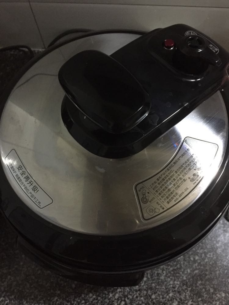 只不过是煮两碗粥太少了会漏气,这次~又重新买一台电压力锅来煮粥煲