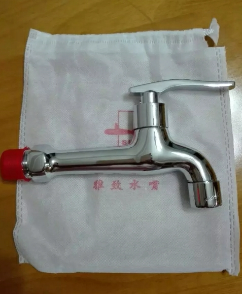 水龙头很重,地漏更是真材:实料防臭效果很棒,还很贴心地送了生料袋!