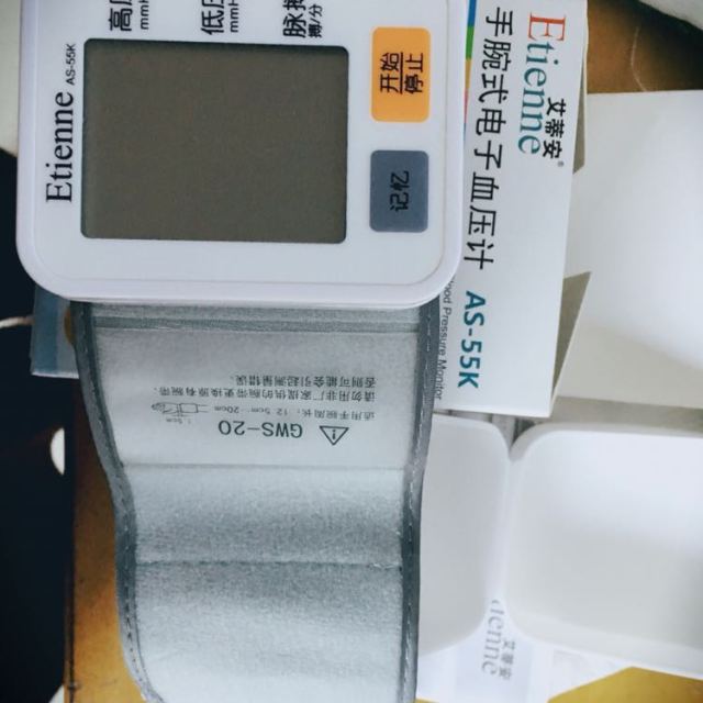 艾蒂安(etienne)电子血压计 家用智能手腕式血压仪全自动腕式语音血压