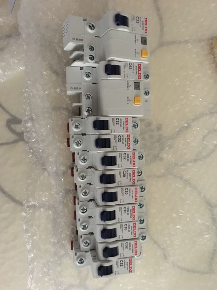 当初对在网上买五金电器一直存有顾虑。直到收到货品的时候,才放心。收到物品,第一感官第物品都是从厂家到专营店的渠道。包装盒有一个角稍微有破损希望以后注意强化,盒子打开后,包装盒里面的物品整齐摆放,没有碰擦的痕迹。后续是在你们家买的开关和插座已经在路上,放心了,相信你们的品质!