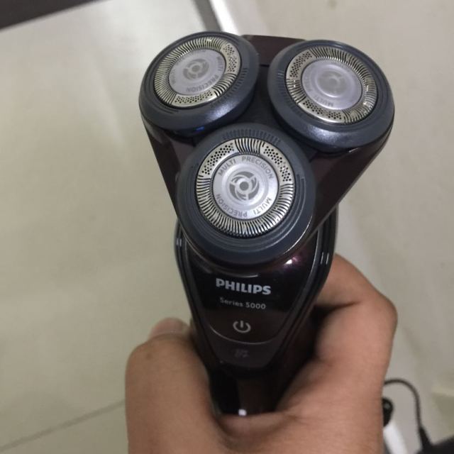 飞利浦(philips) 电动剃须刀 s5560/33 干湿两用三刀头全身水洗 充电