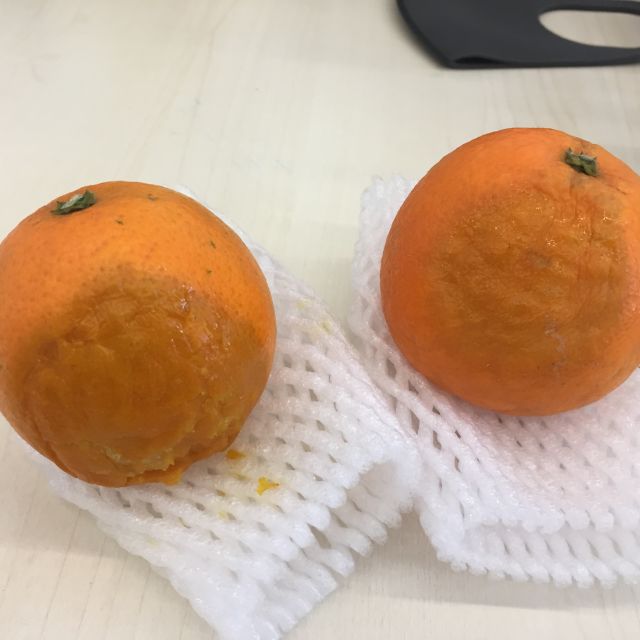 橙子挺小的,还有两个坏了味道还可以