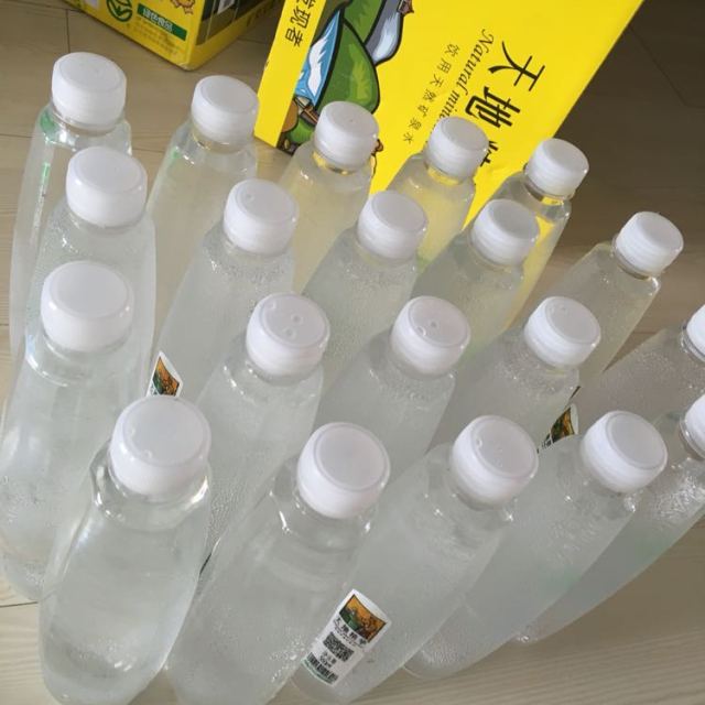 天地精华天然矿泉水550ml20瓶2箱弱碱性饮用水非纯净水大瓶整箱装