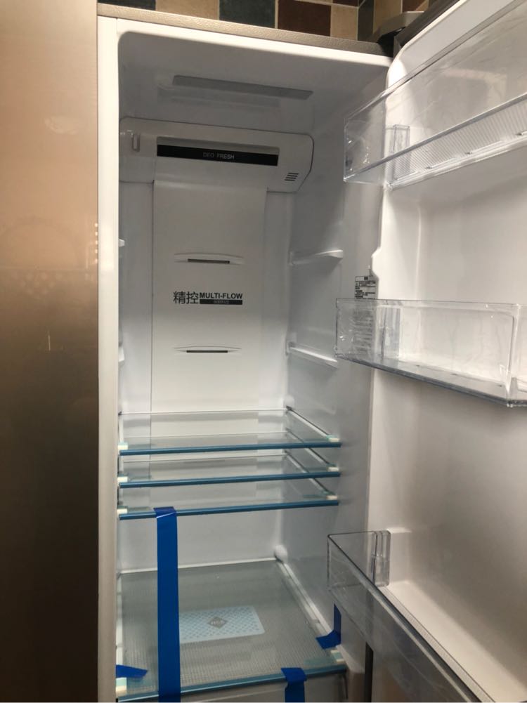 侧面铁灰色带暗纹,有贵族范,非常喜欢,一直以来用的都是海尔的冰箱