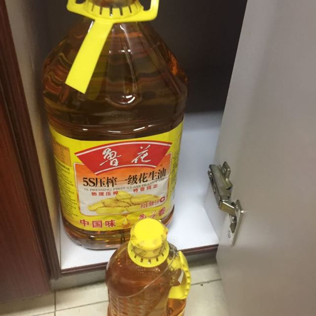 > 鲁花5s压榨一级花生油5l 900ml 食用油商品评价 > 这个油很好,家里