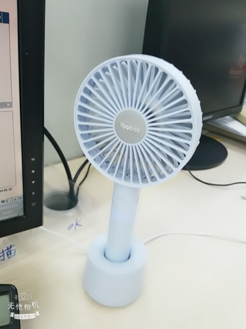 并且便宜好多,比较重,竖起来放也很稳,很喜欢,儿子做作业可以用这个