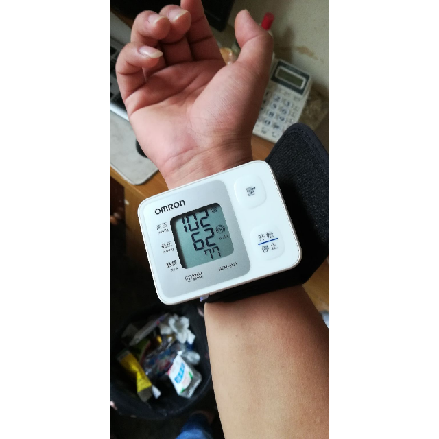 欧姆龙血压计家用手腕式电子血压计 腕式全自动血压仪