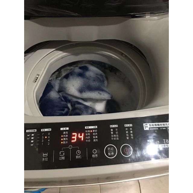 2、全自动波轮洗衣机如何清洗：如何清洗全自动滚筒洗衣机里面的脏东西？ 