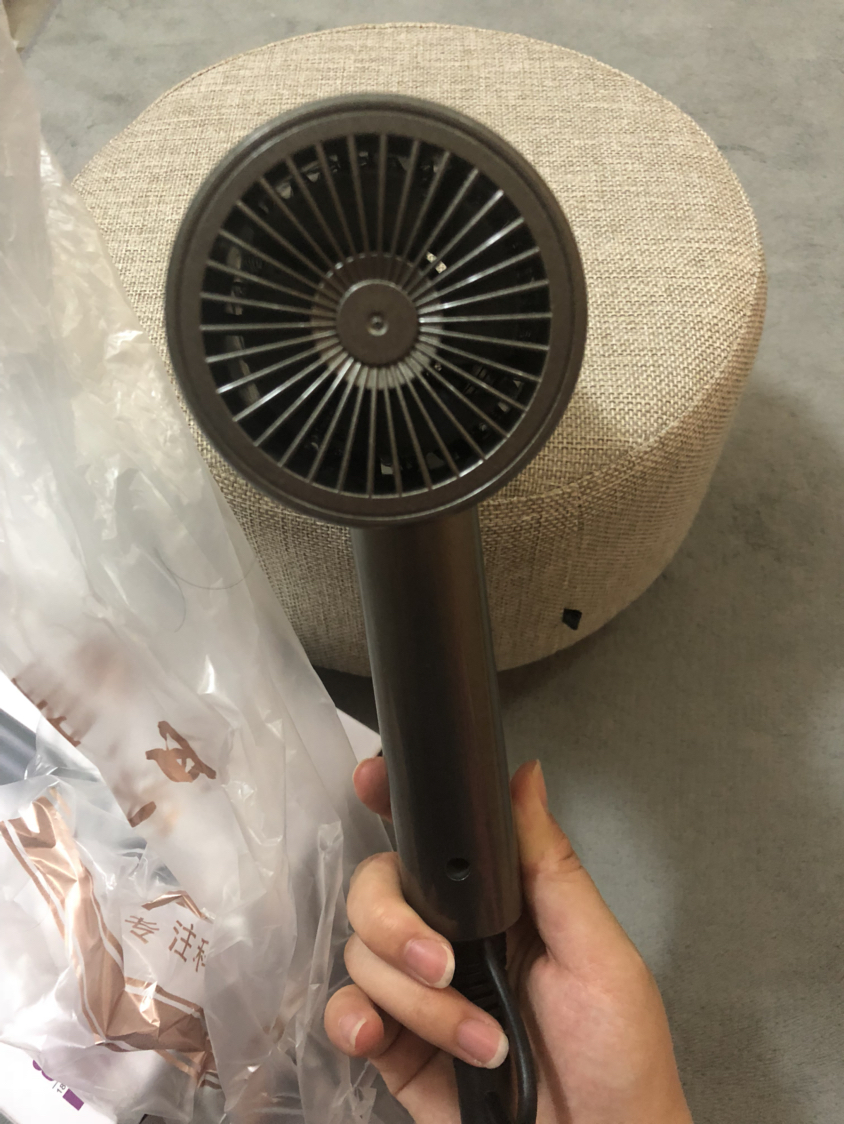 商品购物指南2019-06-25 吹风机款式新颖,手感很好,质量不错,声音小