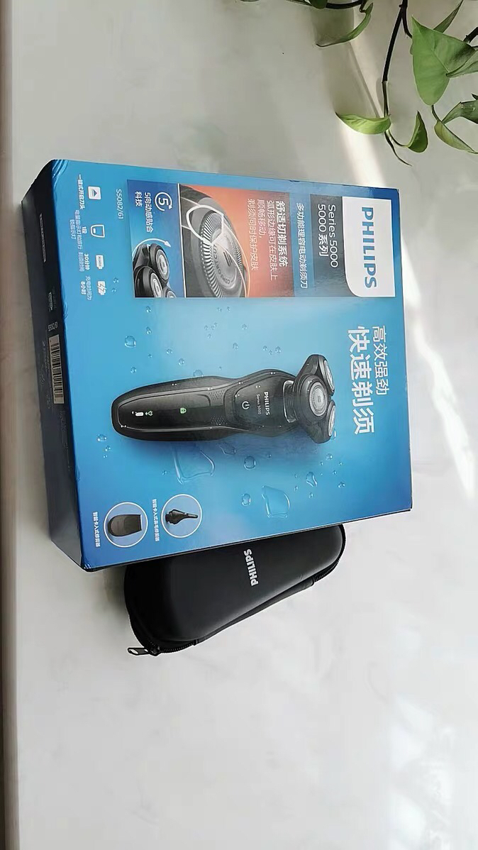 飞利浦(philips) 电动剃须刀 s5082/61 干湿两用三刀头全身水洗 充电