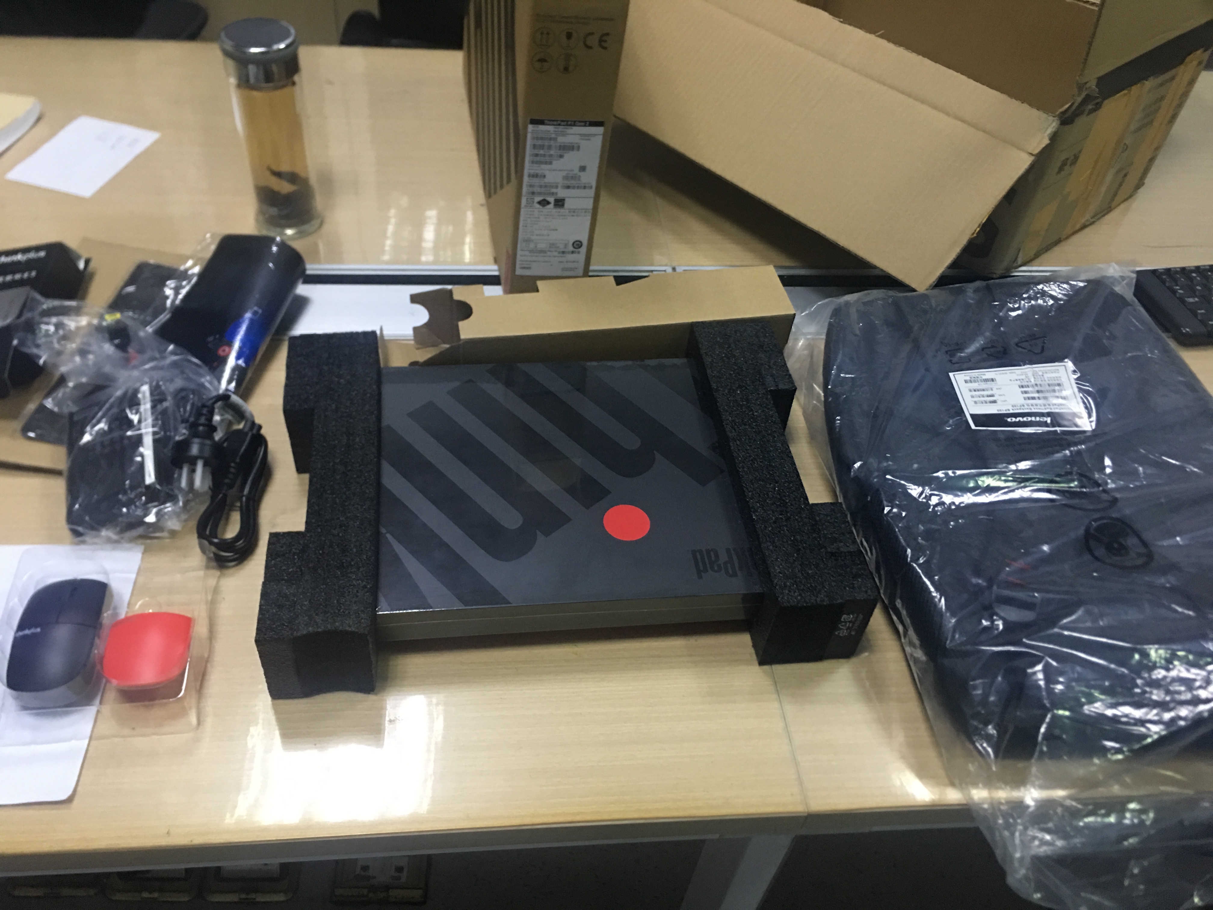 联想thinkpad p1 隐士0ecd 六核i7-9750h 16g内存1tb固态硬盘fhd高分