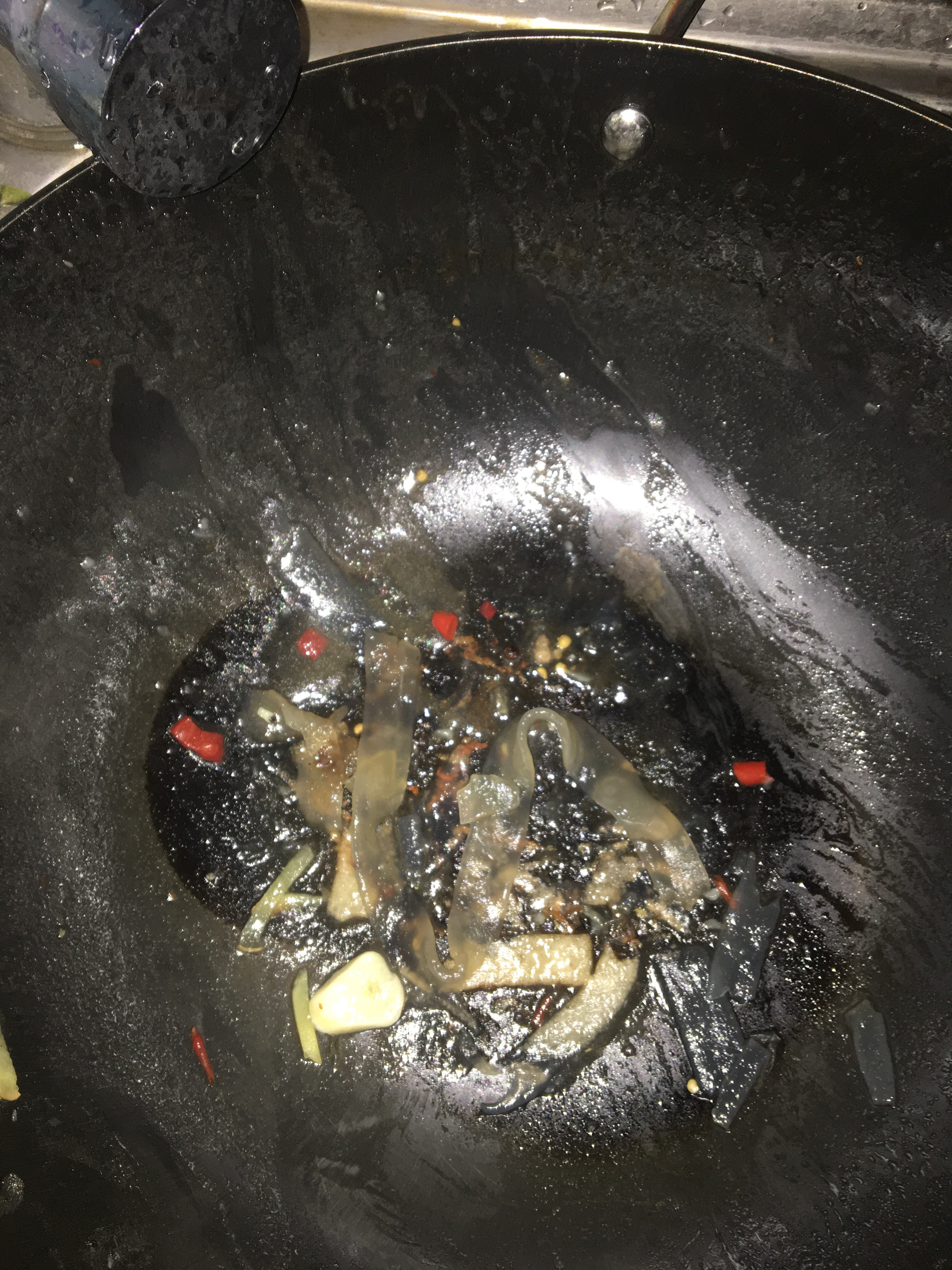 炒菜粘锅,连煮汤也粘锅,开了也不能退了