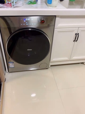 2、 TCL滚筒洗衣机。三缸怎么用。哪个桶装洗衣粉，哪个桶装洗衣粉。哪个槽是倒柔顺剂的？
