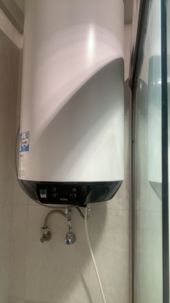 海尔(Haier)电热水器立式竖式家用60升数显3000W速热一级能效变频小尺寸安全防电墙金刚三层胆壁挂式晒单图