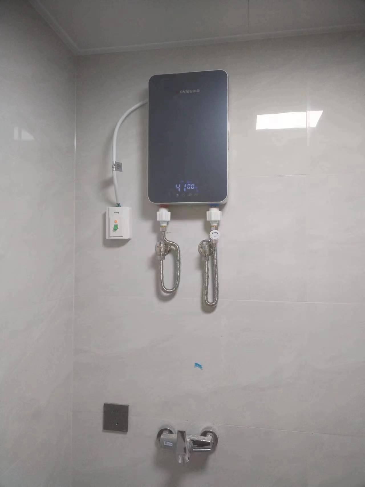 志高(CHIGO)即热式电热水器 家用速热式热水宝 免储水集成竖式洗澡机 ZG-KB737 7.5KW晒单图