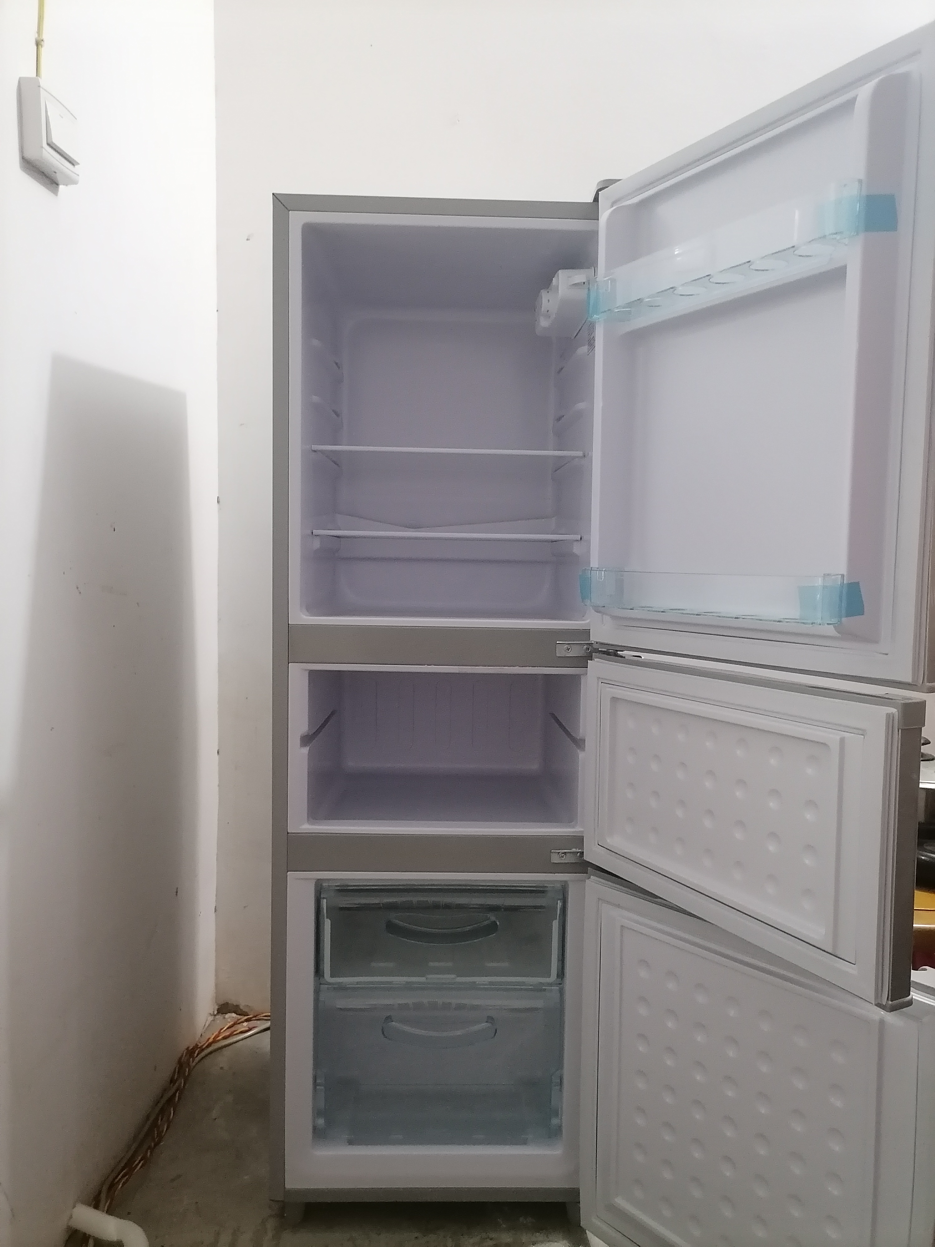 志高(CHIGO)BCD-138S180 三门软冷冻冰箱 家用三开门电冰箱 节能冰箱小闪亮银直冷晒单图