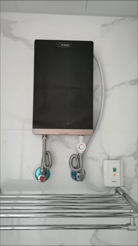 奥特朗(Otlan) 即热式电热水器 智能变频恒温微电脑触控式家用小型过水热免储水卫生间洗澡快热式 F15H-Z85A晒单图
