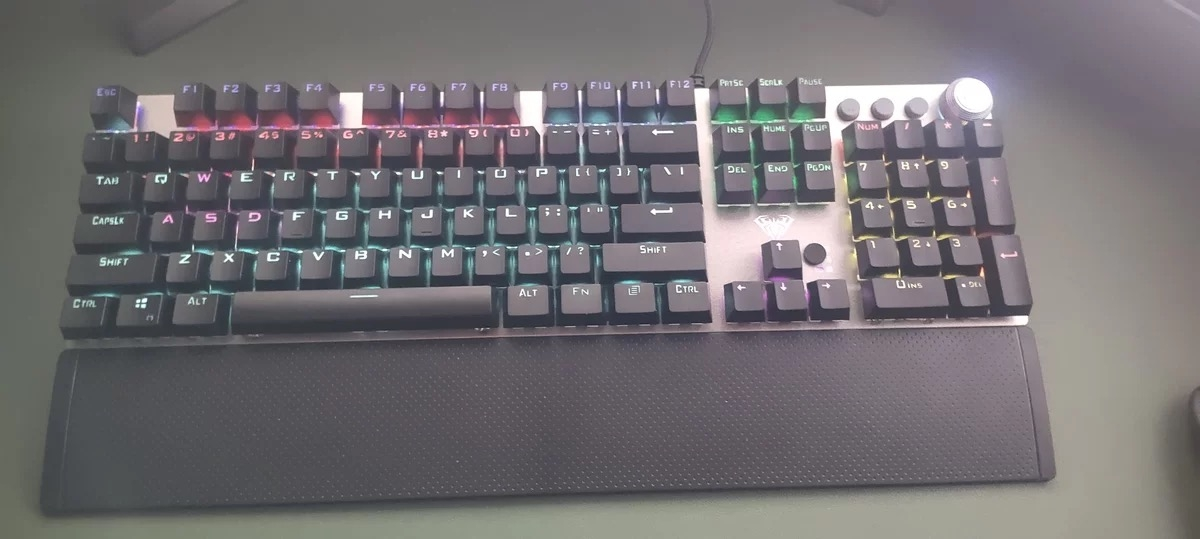 狼蛛F2088 机械键盘 游戏电竞键盘 104键全尺寸 有线键盘 笔记本电脑外接键盘 F2088黑色混光托板-青轴晒单图
