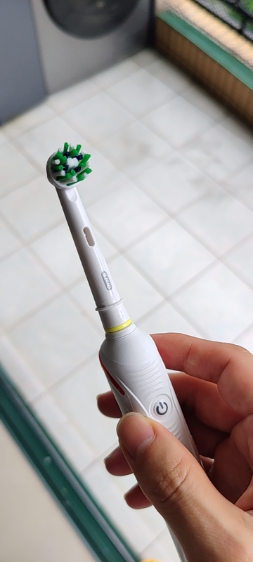 欧乐B(Oral-B) 电动牙刷p4000 成人男女学生党情侣套装声波3D智能感应式充电(内含小圆头刷头*2)晒单图