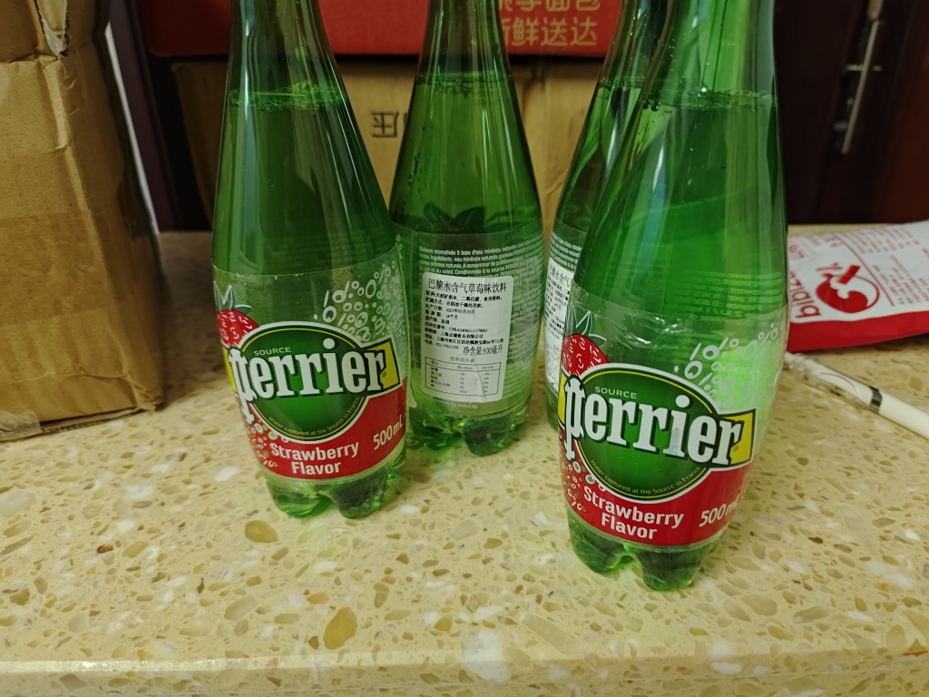 法国原装进口 巴黎水(Perrier)气泡矿泉水 草莓味天然矿泉水 500ml*4瓶装(塑料瓶)晒单图