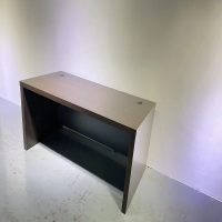 此款办公桌无长柜和小柜,表面抗划,加厚坚固耐用,环保无甲醛