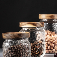 一个白色400ml 北欧实木相思木玻璃罐耐热玻璃储物咖啡干货杂粮日式厨房收纳罐。