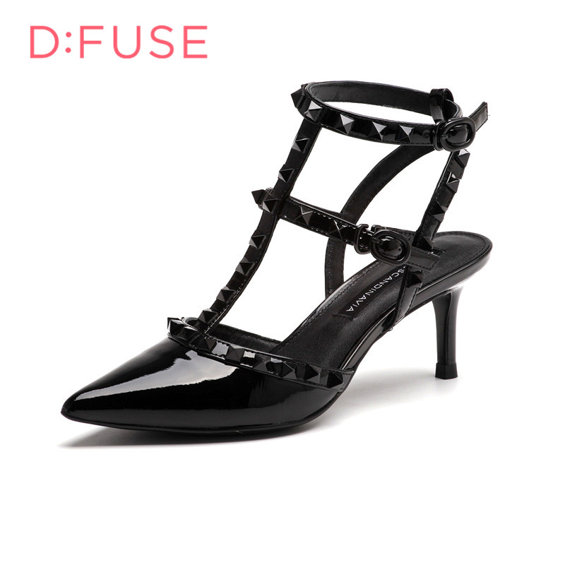 D：Fuse/迪芙斯春牛漆皮铆钉T型带后空女凉鞋DF61111030