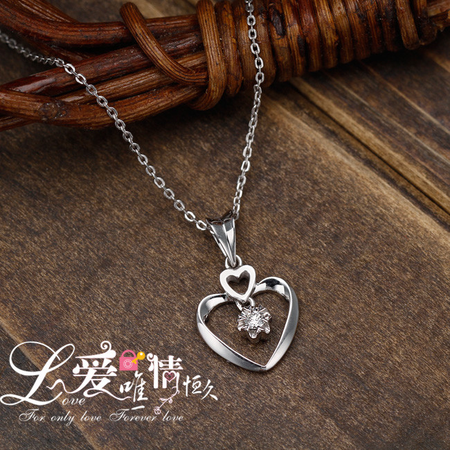 钻石快线 18K白金钻石吊坠 桃心形经典六爪女