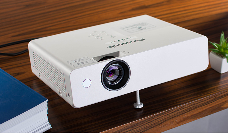 松下(Panasonic)PT -UW313C投影仪高清1080p家用办公家庭商务便携式小型投影机无线选配