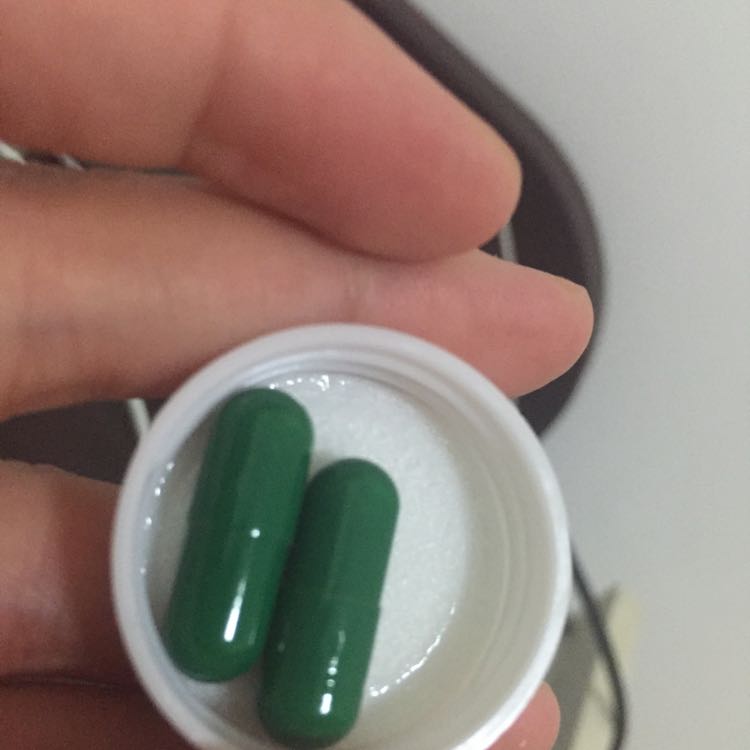 药瓶里面是绿色的小药丸,里面还放了防潮袋,保证药品干燥不潮湿