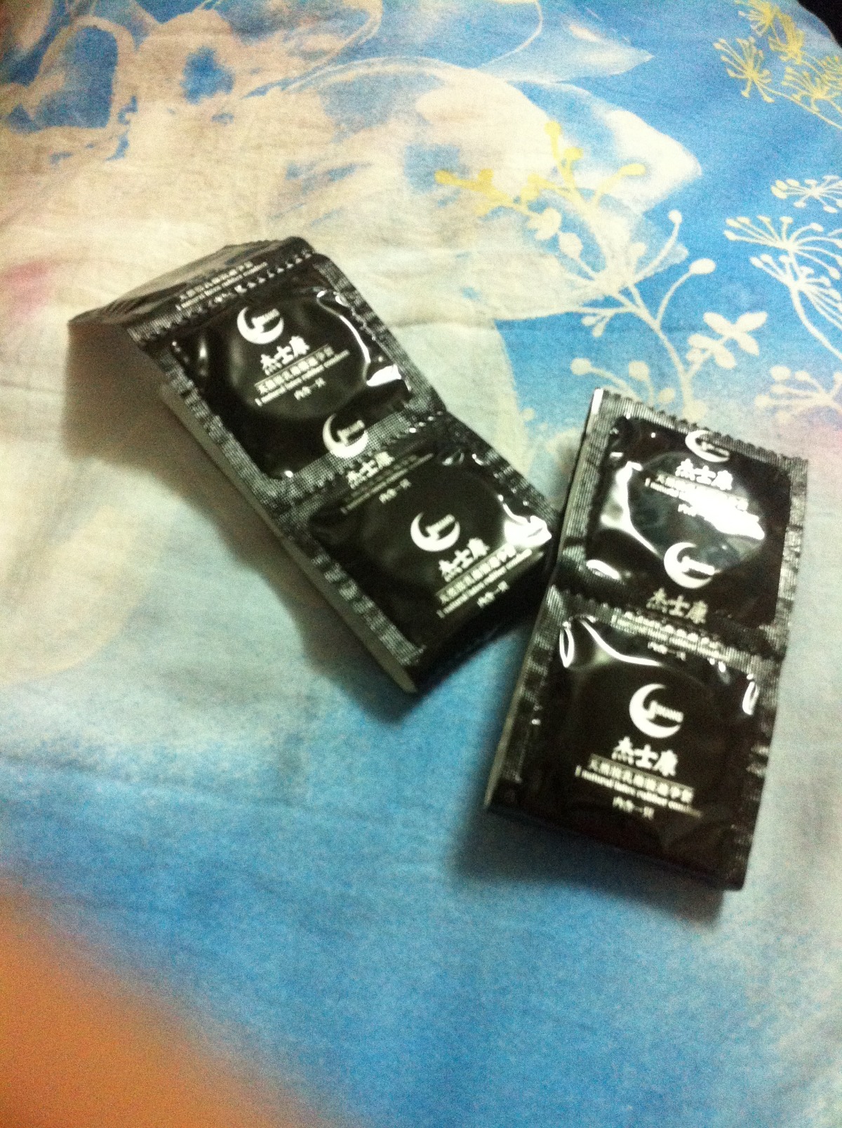 杰士康天然胶乳橡胶避孕套 外包装上标示了生产日期 失效日期 和生产