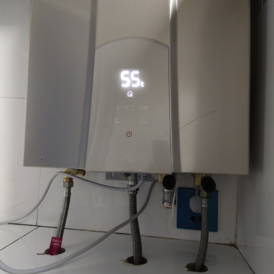 四中总务处组织人员对教室和办公室的中央空调进风口进行清洁