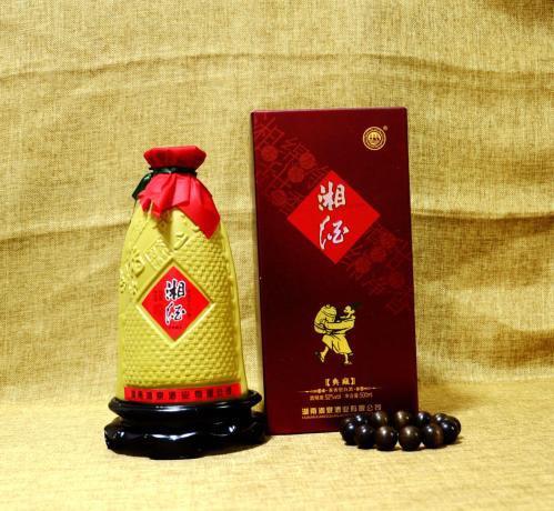 第一次看到香泉酒的包装盒时觉得很时尚,但是看到瓶子的时候,却觉得