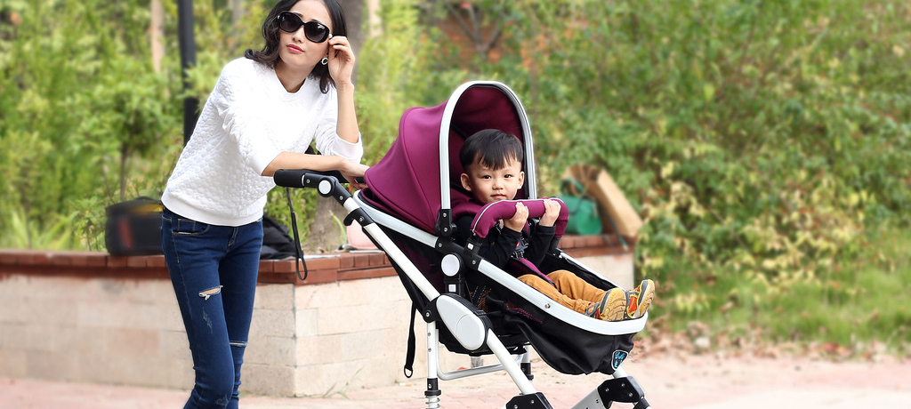 午后散步公园游婴儿车解放双手