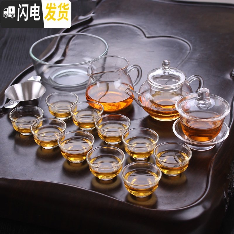很好看的一款玻璃茶杯,简约时尚,材质厚实,耐热性强,泡茶不烫手,价格
